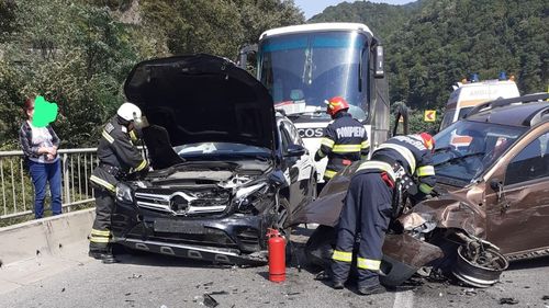 UPDATE Trafic deblocat parțial pe Valea Oltului după un accident rutier la Câineni / Trei răniți transportați la spital