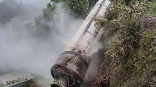 O înregistrare video arată cum resturi suspecte de rachetă chineză cad peste un sat după lansare