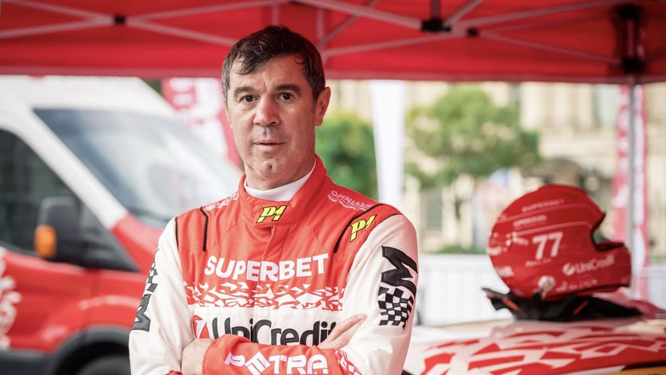 Mihai Leu s-a întors la Hunedoara pentru a rămâne veşnic. Trupul campionului a fost depus în Casa de Cultură / Numeroşi localnici l-au aşteptat şi l-au aplaudat