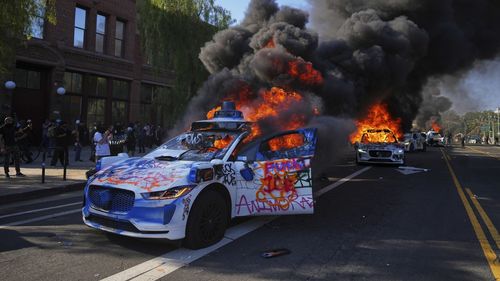Posibilele motive pentru care mașinile electrice fără șofer Waymo sunt distruse de protestatarii din California: Ar fi fost folosite pentru supravegherea populației și sunt asociate cu mogulii tehnologiei