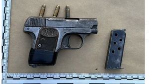 Un bărbat din de 36 de ani a fost reținut de polițiștii din Ilfov, după ce a încercat să vândă un pistol letal, de calibrul 6,35, și 3 cartușe