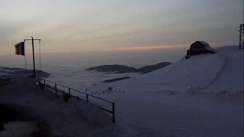 Instalaţiile de altitudine din Sinaia, oprite din cauza vântului / Dechiderea pârtiei Carp, cea mai dificilă din România, se amână