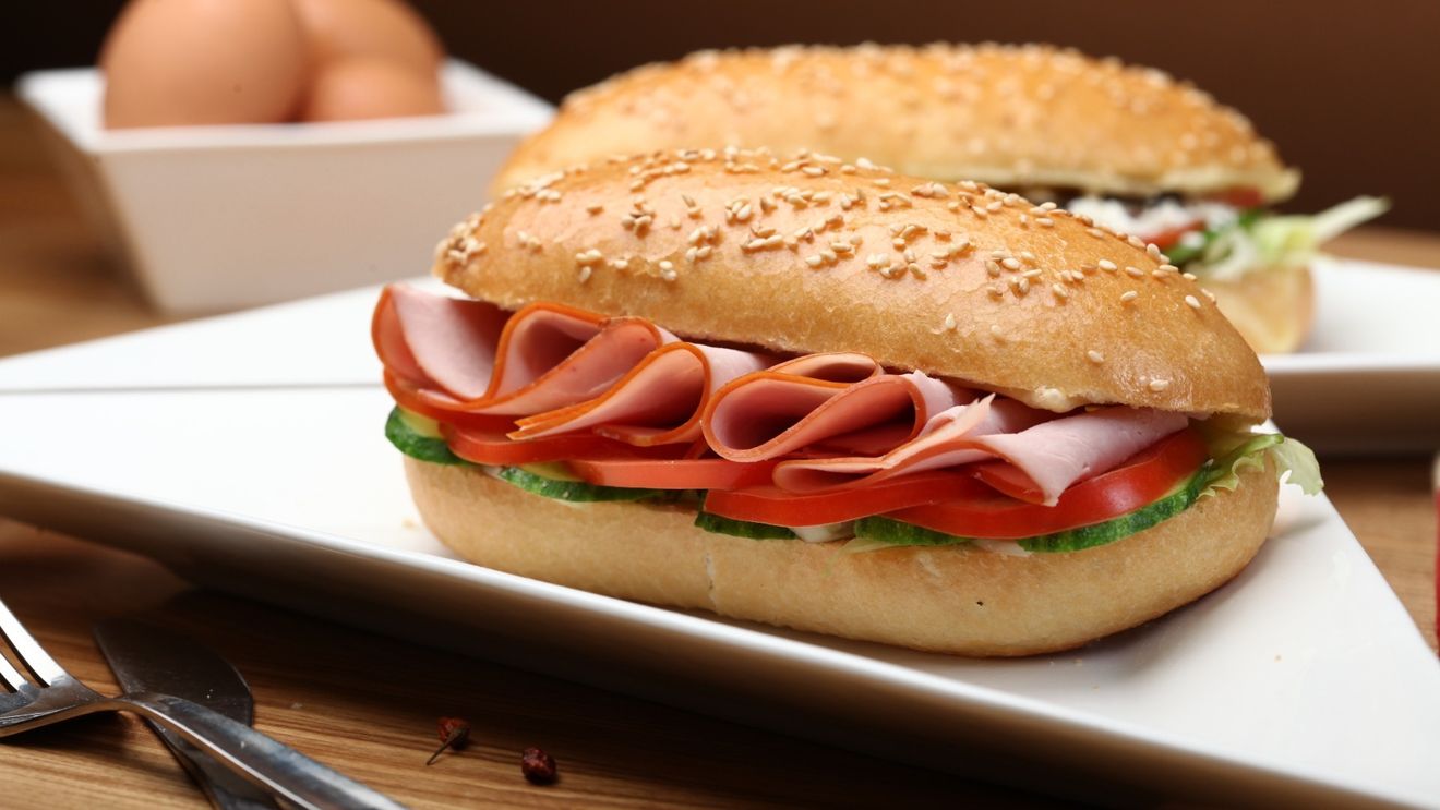 Camera Deputaţilor vrea să concesioneze serviciile de alimentaţie de tip bufet-cafenea de la nivelul P1, al Palatului Parlamentului pe următorii 2 ani / Valoarea estimată a contractului - 3,9 milioane de lei fără TVA