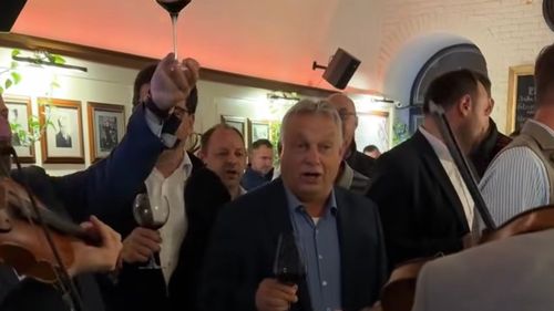 VIDEO Viktor Orban cântă într-un local din Cluj / Versurile piesei populare maghiare cântate de Orban înseamnă ”noi nu plecăm de aici”, potrivit Cluj24