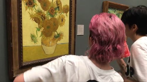 VIDEO Activişti ecologişti au stropit cu supă tabloul ''Sunflowers'', de Van Gogh, estimat la 84 de milioane de dolari / Ei solicită oprirea imediată a oricărui nou proiect petrolier sau gazier