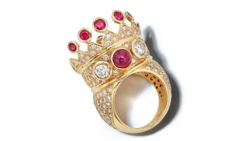 S-a aflat cine este cumpărătorul misterios al inelului preferat al lui Tupac/ Inelul sub formă de coroană a fost achiziţionat la licitaţie cu peste un milion de dolari