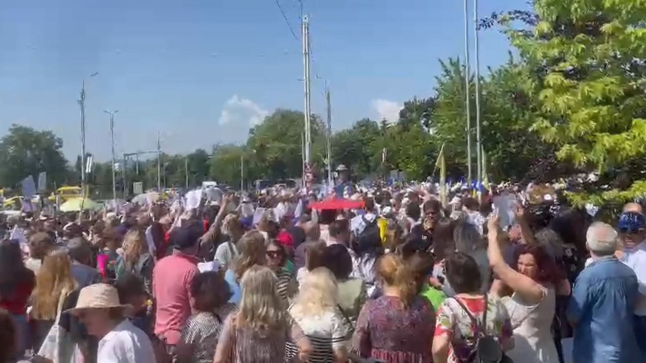 Mii de profesori au ieșit în stradă la Iași, într-un miting de amploare / „Tristețea noastră, nepăsarea voastră! Doar uniți putem învinge”