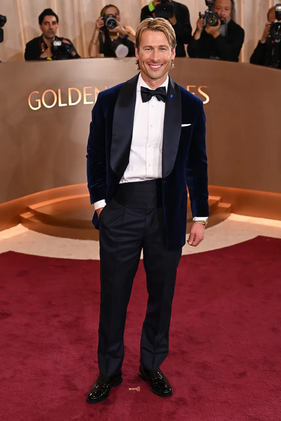 Glenn-Powell-golden-globes-moda