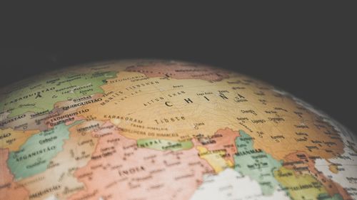 China şi India trebuie să-şi „consolideze cooperarea” îi spune Xi lui Modi în marja BRICS în Rusia. El îi cere să contribuie la „promovarea unei lumi multipolare”