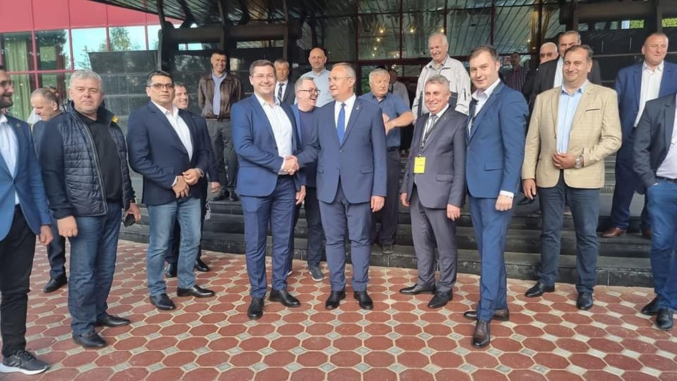 Primari ai USR şi PMP, prezenţi ca ''invitaţi'' în delegaţia liberală a filialei Neamț la Liga Aleşilor Locali PNL