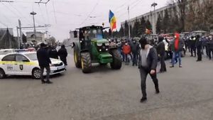 VIDEO Protest violent la Chișinău al fermierilor care au încercat să urce cu tractoarele pe scările Parlamentului, patru polițiști răniți