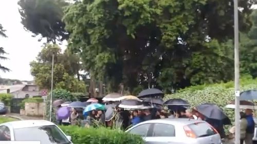 VIDEO Sute de români la coadă la vot la o secție din Roma, sub o ploaie mocănească