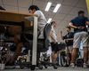 Autoritățile din Tokyo încurajează bărbații să poarte pantaloni scurți la birou pentru a reduce consumul de energie