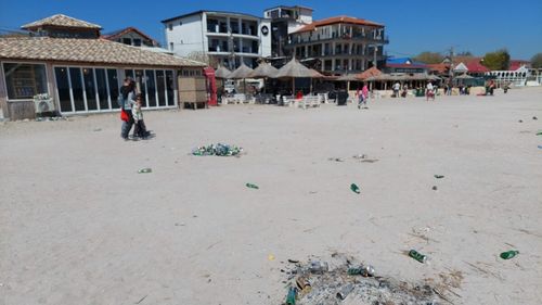 FOTOREPORTAJ Ce au lăsat vamaioții în urma lor după vacanța de 1 Mai: Plin de plastic pe plajă și în apa mării