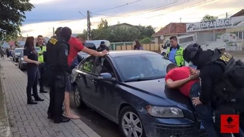 Trei persoane reţinute în cazul bărbatului agresat în Buzău/ IGPR face verificări interne legate de felul în care au intervenit poliţiştii la faţa locului