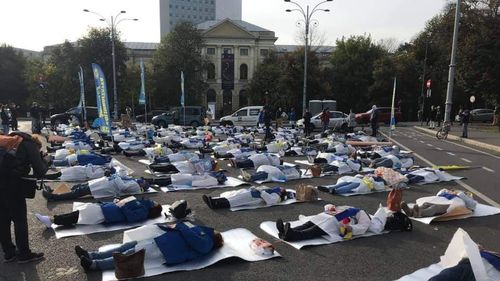 FOTO Angajații din Sănătate protestează în Piața Victoriei. Întinși pe asfalt, gest simbol al epuizării, oamenii cer condiții de muncă decente