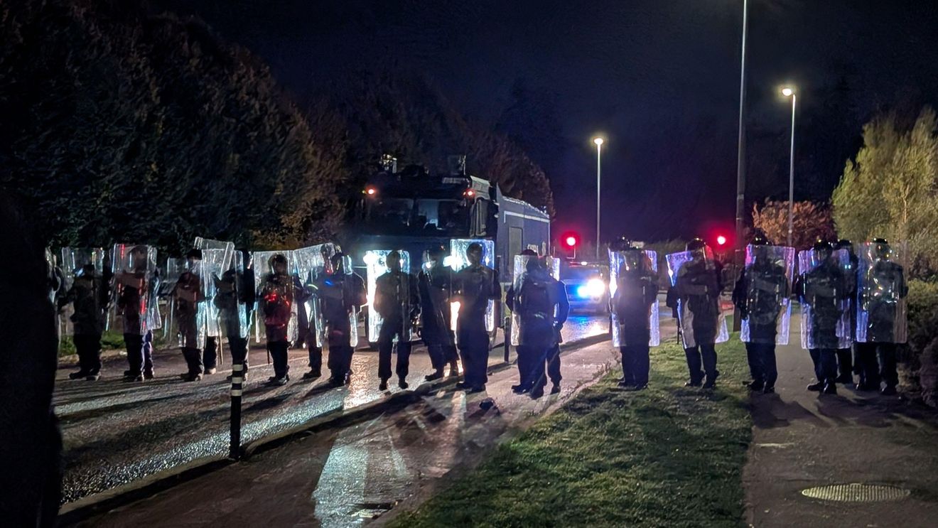 VIDEO Proteste violente în fața unui hotel pentru solicitanți de azil din Dublin, după presupusa agresiune sexuală asupra unei fetițe de 10 ani