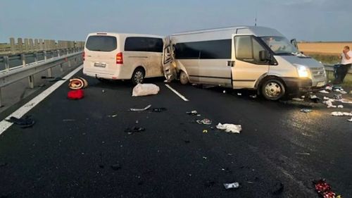 Două microbuze s-au ciocnit pe A1, în Arad: 11 oameni răniţi, printre care şi un copil de 4 luni