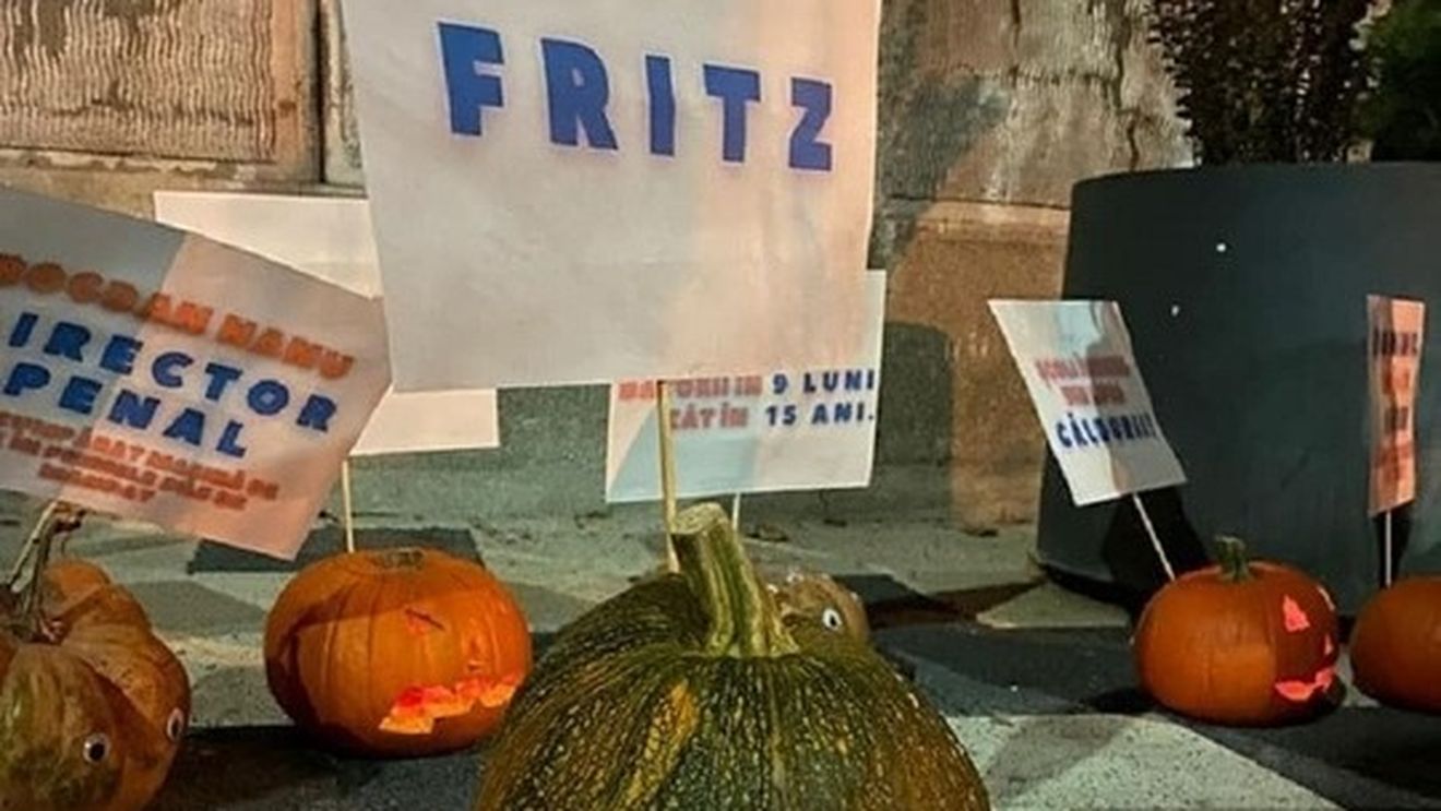 Liberalii au adus dovleci și lumănări de Halloween în fața primăriei din Timișoara: Primăria groazei. Spitale îngheţate, şcoli închise din lipsa căldurii, zeci de mii de timişoreni în frig