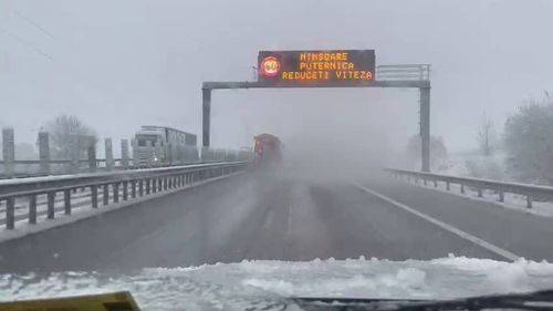 Fără certificat de înmatriculare și cu amenzi uriașe pentru cine circulă fără anvelope de iarnă / O femeie care nu avea mașina echipată de iarnă a fost amendată pe autostradă, într-o zonă aflată sub cod de ninsoare și viscol