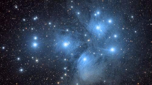 Luna străbate, în noaptea de vineri spre sâmbătă, zona de cer în care se află Pleiadele / Fenomenul poate fi urmărit cu ochiul liber, dacă e senin