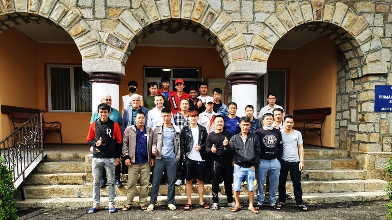 Criza forței de muncă: 23 de muncitori vietnamezi modernizează rețeaua de apă din comuna vrânceană Soveja