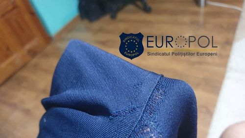 Sindicaliştii din Poliţie avetrtizează că, după doar o lună de folosire, noile uniforme se deteriorează / ”Pantalonii s-au rupt, jachetele s-au uzat la contactul cu dotările de pe centură, iar inscripţiile cu “Poliţia” s-au dezlipit”