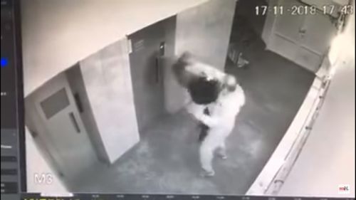 Recidivistul din Alba care a tâlhărit o tânără în fața liftului a fost condamnat la 4 ani de închisoare. Decizia nu este definitivă