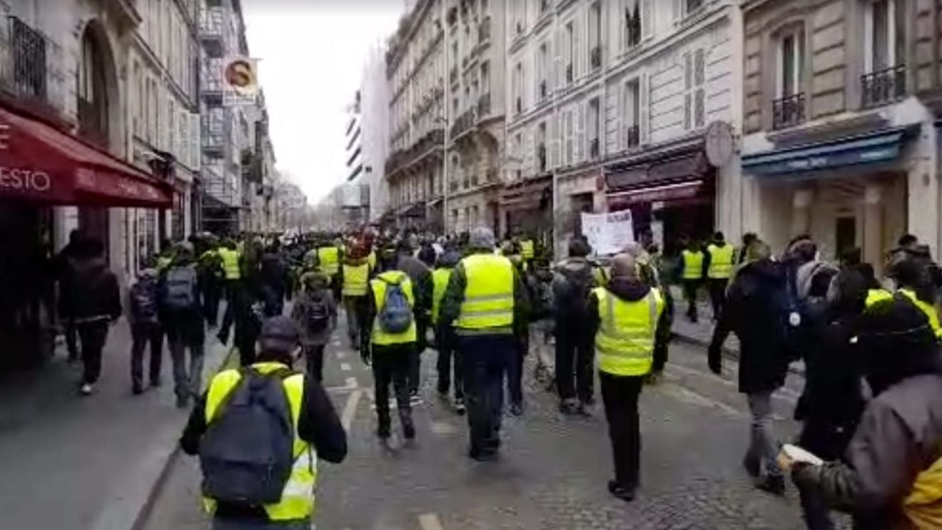 Ciocniri sporadice la Paris între Vestele Galbene şi poliţie. Al zecelea weekend de proteste