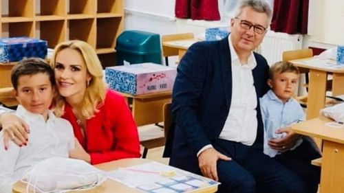 Firea și Pandele au intrat în clasă cu copiii lor, deși este interzis accesul părinților în școli din cauza pandemiei / Firea: Toți părinții și copiii au acces în grupuri de 5 pentru a prelua manuale. Am dat măștile jos 30 de secunde pentru o fotografie
