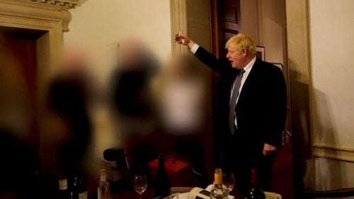 Raportul Sue Gray despre petrecerile ilegale de la reședința premierului Boris Johnson critică atitudinea oficialităților. Presiunea politică asupra premierului Johnson sporește