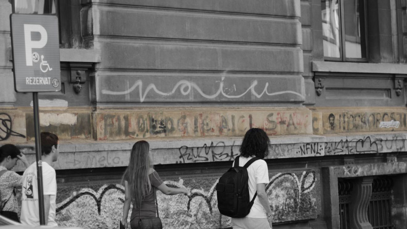 Mesajele de la Revoluție, încă prezente pe clădirea Universității din București, în pericol de a fi pierdute în urma renovării clădirii / Mai multe organizații ale revoluționarilor, asociații și muzee au lansat o petiție pentru a cere păstrarea acestora