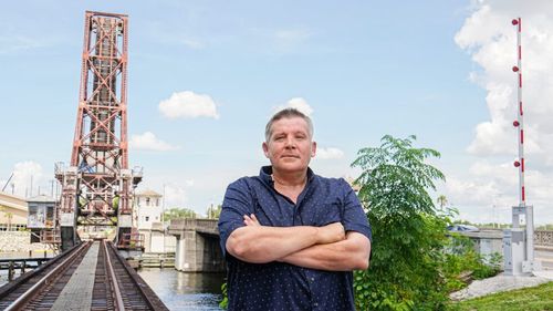 Un mic antreprenor din Florida, de origine română, dă în judecată administrația Biden din cauza cotelor rasiale și de gen din legea privind infrastructura