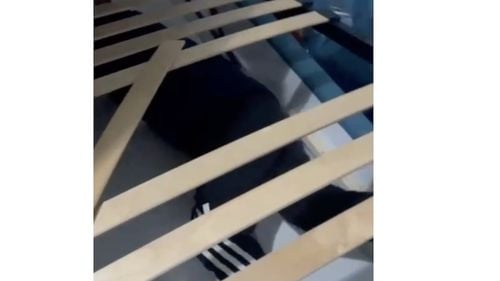 VIDEO Urmărit de autoritățile din Austria, găsit de polițiști ascuns sub pat, într-o locuință din Sectorul 6 / Are 90 de infracțiuni la activ