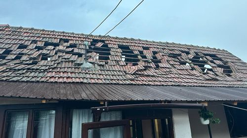 Sute de case au fost avariate de cutremur la Ghioroc, județul Arad. În cinci au căzut tavane sau pereţi / Primarul a convocat Comitetul Local pentru Situații de Urgență