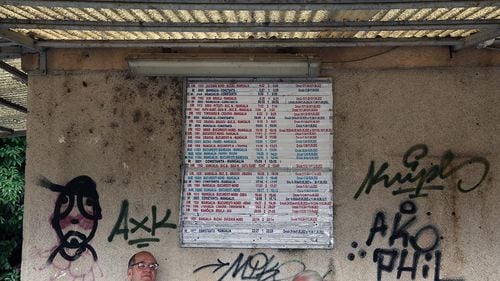 Percheziţii în Cluj și Oradea la persoane care ar fi distrus, prin desene stil graffiti, vagoane de tren/ Prejudiciul depăşeşte 250.000 de lei/ Patru persoane, duse la audieri