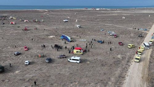 Un pasager al avionului Azerbaijan Airlines spune că s-a auzit cel puţin o bubuitură puternică înainte de prăbuşire / Surse Reuters: Apărarea antiaeriană rusă a doborât din greșeală avionul