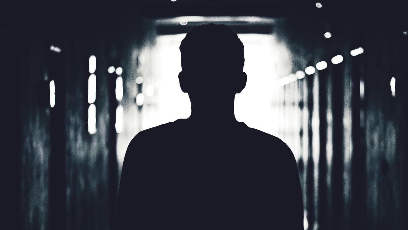 Reclamațiile anonime ale studenților hărțuiți sexual sunt blocate în toate universitățile din România printr-o Hotărâre a Guvernului Ciolacu, elaborată de ministerul Ligiei Deca / Ce fac mari universități ale lumii