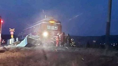 Trafic feroviar blocat în Buzău, după ce un tren de călători a lovit o autoutilitară/ O persoană a fost rănită