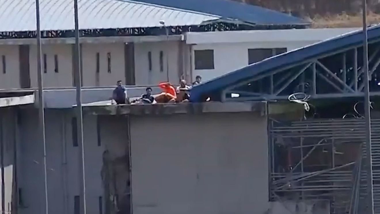 Ecuador: Peste 100 de morți în urma unei încăierări generale într-o închisoare / Cel puțin cinci deținuți au fost decapitați, iar mulți au fost împușcați / Războiul dintre cartelurile de droguri mexicane s-a mutat în închisorile din Ecuador