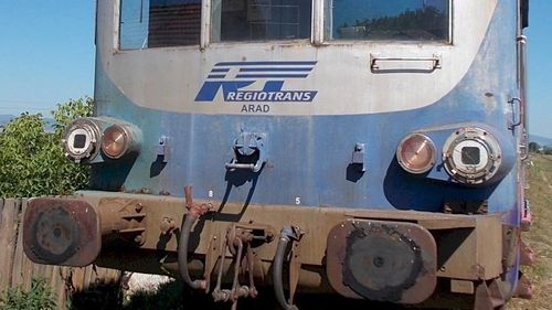 Trafic feroviar blocat în Harghita, după ce un tren Regio a lovit un autoturism/ Un bărbat a fost transportat la spital