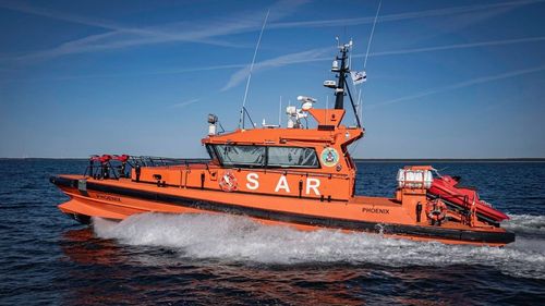 Nava Phoenix, chemată de la parada de Ziua Marinei pentru a căuta o persoană care căzuse în apă, la Corbu / O persoană căzuse de pe placa de surf