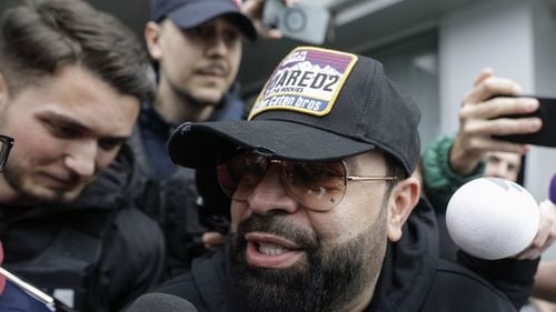 VIDEO Florin Salam, plasat sub control judiciar / Manelistul a fost ridicat de acasă de polițiști / E acuzat că ar fi luat bani în avans pentru a cânta, însă nu s-a mai prezentat la evenimente