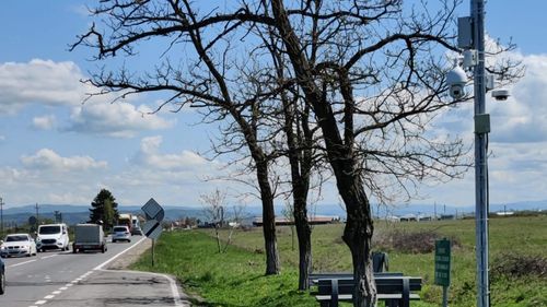 Camere de supraveghere pe marginea drumurilor din Bihor pentru a-i prinde pe cei care aruncă ilegal deșeuri pe câmp și în parcări