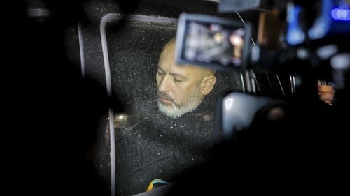 SURSE: Patronul de la Ferma Dacilor le-a declarat procurorilor că a ridicat pensiunea pe locul unui grajd, fără autorizație de construire. A decis să facă pensiune după ce planurile pentru o fermă bio au fost date peste cap de vulpile care i-au mâncat 1.000 de păsări