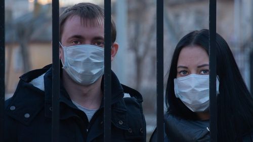 A treia săptămână de creştere a numărului cazurilor de COVID-19/ Peste 70 de copii sunt internaţi/ Specialiştii recomandă prudenţă şi masca în spaţii închise/ Subvariantele BA4 şi BA5, mai transmisibile, iar de evoluţia lor depinde ce se va întâmpla în toamnă