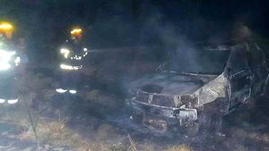 Un autoturism a ars complet după ce şoferul a turat motorul pentru a putea ieşi de pe un câmp, iar vegetaţia uscată s-a aprins