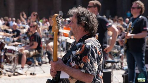 Sute de muzicieni vor cânta la Cluj Napoca în cadrul unui flashmob internaţional de muzică rock