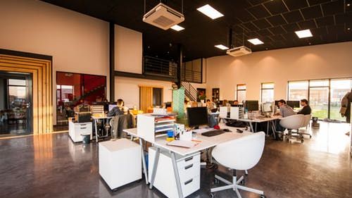 Angajații din birouri open space, obligatoriu vor purta măști de protecție, după 15 mai. Angajatorii trebuie să asigure programul de lucru decalat