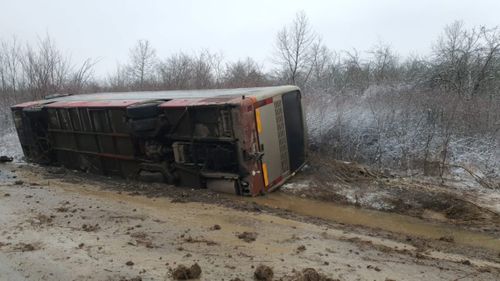 Un autocar cu 16 pasageri s-a răsturnat într-o localitate din Caraș Severin
